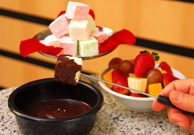 <a href="https://viajeaqui.abril.com.br/estabelecimentos/br-sp-sao-paulo-restaurante-all-seasons-hotel-golden-tulip" rel="All Seasons"><strong>All Seasons</strong></a><br /> O restaurante comandado pelo chef suíço Christophe Besse oferece o Festival do Fondue até 24 de agosto. No cardápio estão oito tipos, sendo cinco à base de queijos suíços, de cabra e raclettte (preços desde R$ 68), além de carne, camarão e chocolate. Quem preferir experimentar um pouco de cada, a boa opção é o Fondue Completo (R$ 98), que inclui carne, queijo e chocolate. <br /> <br /> <strong>Onde:</strong> Alameda Santos, 85, Jardins, São Paulo – Tel. (11) 2627-1336, <a href="https://www.restauranteallseasons.com.br" rel="www.restauranteallseasons.com.br">www.restauranteallseasons.com.br</a><br /> <strong>Horário de funcionamento:</strong> Segunda a domingo, das 12h às 15h e das 19h à 0h<br /> <br /> <a href="https://viajeaqui.abril.com.br/estabelecimentos/br-sp-sao-paulo-restaurante-all-seasons-hotel-golden-tulip" rel="All Seasons"><strong>All Seasons</strong></a><br /> O restaurante comandado pelo chef suíço Christophe Besse oferece o Festival do Fondue até 24 de agosto. No cardápio estão oito tipos, sendo cinco à base de queijos suíços, de cabra e raclettte (preços desde R$ 68), além de carne, camarão e chocolate. Quem preferir experimentar um pouco de cada, a boa opção é o Fondue Completo (R$ 98), que inclui carne, queijo e chocolate. <br /> <br /> <strong>Onde:</strong> Alameda Santos, 85, Jardins, São Paulo – Tel. (11) 2627-1336, <a href="https://www.restauranteallseasons.com.br" rel="www.restauranteallseasons.com.br">www.restauranteallseasons.com.br</a><br /> <strong>Horário de funcionamento:</strong> Segunda a domingo, das 12h às 15h e das 19h à 0h<br /> <br />
