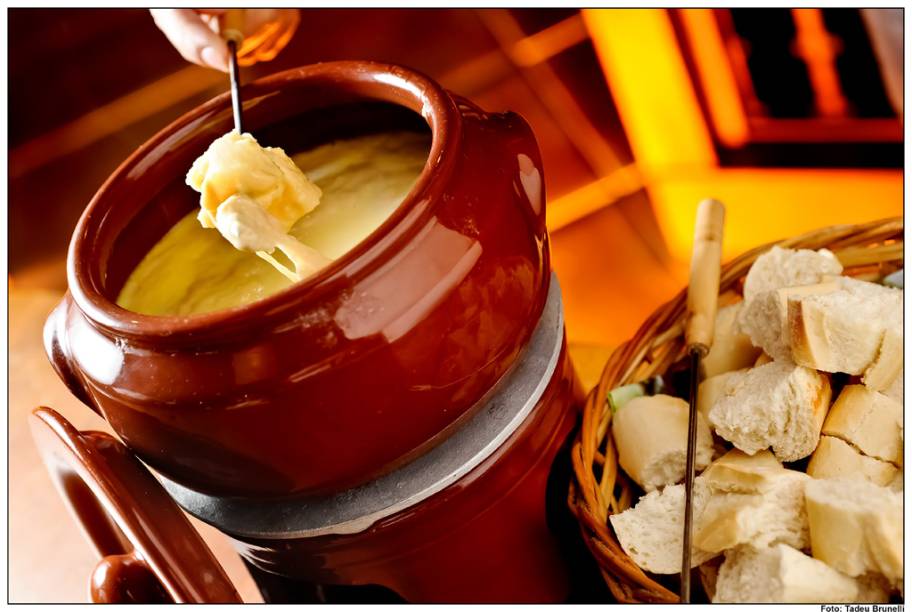 <strong>La Régalade</strong><br />  A casa, um misto de bistrô francês e empório, vai servir a fondue quatro queijos (R$ 110) até o dia 16 de agosto. A receita serve duas pessoas e é elaborada com Ementhal, Gruyère, Maasdam e Estepe. <br />  <br />  <strong>Onde:</strong> Rua Barão de Tatuí, 285, Santa Cecília, São Paulo – Tel. (11) 3660-4510, <a href="https://www.laregalade.com.br" rel="www.laregalade.com.br">www.laregalade.com.br</a>  <br />  <strong>Horário de funcionamento:</strong> Segunda a sexta, das 12h às 15h e das 19h às 23h. Sábado das 12h às 16h e das 19h às 23h. 