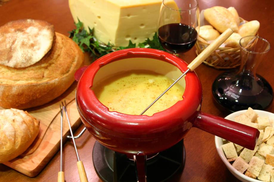 <strong>Bistrô Crêpe de Paris</strong><br />  A fondue de carne no réchaud foi substituída pelo pierrade (R$ 54), uma pedra vulcânica quente onde são servidos pedaços de filé mignon. A receita acompanha cebola refogada, batata cozinha e finalizada no papillote e cinco tipos de molhos. Há também a tradicional fondue de queijo (R$ 46) e chocolate (R$ 28). Outra opção é a raclette (R$ 84) – queijo raclette derretido, com batatas cozidas, tábua de frios, picles, cebolinhas, molhos e pães. Para harmonizar, a casa tem uma carta de vinhos com mais de 100 rótulos.<br />  <br />  Em julho, o restaurante vai mudar o nome para Bistro de Paris.<br />  <br />  <strong>Onde:</strong> Rua Augusta, 2542, São Paulo – Tel. (11) 3063-1675, <a href="https://www.bistrocrepedeparis.com.br" rel="www.bistrocrepedeparis.com.br">www.bistrocrepedeparis.com.br</a><br />  <strong>Horário de funcionamento:</strong> Terça a quinta, das 12h às 16h e das 19h à 0h. Sexta-feira, das 12h às 16h e das 19h à 1h. Sábado, das 12h às 17h e das 19h à 1h. Domingo, das 12h às 16h.