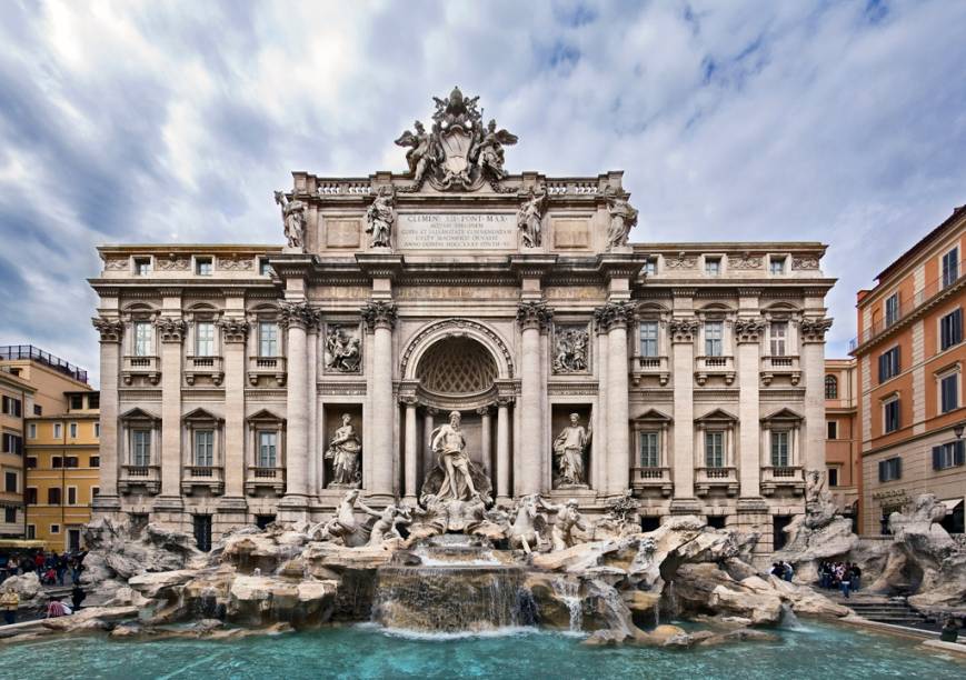 <strong>6. Fontana di Trevi: </strong>A <a href="https://viajeaqui.abril.com.br/estabelecimentos/italia-roma-atracao-fontana-di-trevi" target="_self"><strong>Fontana di Trevi</strong></a>, com suas esculturas de figuras mitológicas, foi eternizada no filme La Dolce Vita, de Federico Fellini