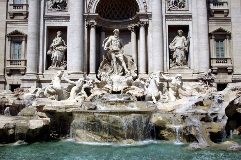 <strong>6. Fontana di Trevi: </strong>Na <a href="https://viajeaqui.abril.com.br/estabelecimentos/italia-roma-atracao-fontana-di-trevi" target="_self"><strong>Fontana di Trevi</strong></a>, faça um pedido para voltar a Roma como manda o figurino: jogue a moedinha de costas e como a mão direita sobre o ombro esquerdo