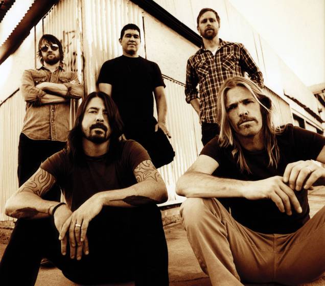 <strong>LOLLAPALOOZA BRASIL</strong><br /> <br /> <strong>Foo Fighters</strong> (foto), <strong>Arctic Monkeys</strong>, <strong>Jane’s Addiction</strong>, <strong>Joan Jett </strong>and the <strong>Blackhearts</strong>, <strong>O Rappa</strong>, <strong>Plebe Rude </strong>e muito mais. O festival Lollapalooza causou polvorosa quando anunciou seus convidados, e os fãs se desesperaram com o suplício da tentativa de compra virtual. Passado o tumulto da pré-venda, ainda existem ingressos disponíveis. <strong>Onde e Quando: </strong>São Paulo, dias 7 e 8 de abril, no Jockey Club <strong>Ingressos: </strong>para o dia 7 já estão esgotados, mas para o dia 8 não. Estão à venda diretamente no <a href="https://www.lollapaloozabr.com/tickets-ga/ " rel="site no evento" target="_blank">site no evento</a> <strong>LOLLAPALOOZA BRASIL</strong><br /> <br /> <strong>Foo Fighters</strong> (foto), <strong>Arctic Monkeys</strong>, <strong>Jane’s Addiction</strong>, <strong>Joan Jett </strong>and the <strong>Blackhearts</strong>, <strong>O Rappa</strong>, <strong>Plebe Rude </strong>e muito mais. O festival Lollapalooza causou polvorosa quando anunciou seus convidados, e os fãs se desesperaram com o suplício da tentativa de compra virtual. Passado o tumulto da pré-venda, ainda existem ingressos disponíveis. <strong>Onde e Quando: </strong>São Paulo, dias 7 e 8 de abril, no Jockey Club <strong>Ingressos: </strong>para o dia 7 já estão esgotados, mas para o dia 8 não. Estão à venda diretamente no <a href="https://www.lollapaloozabr.com/tickets-ga/ " rel="site no evento" target="_blank">site no evento</a>