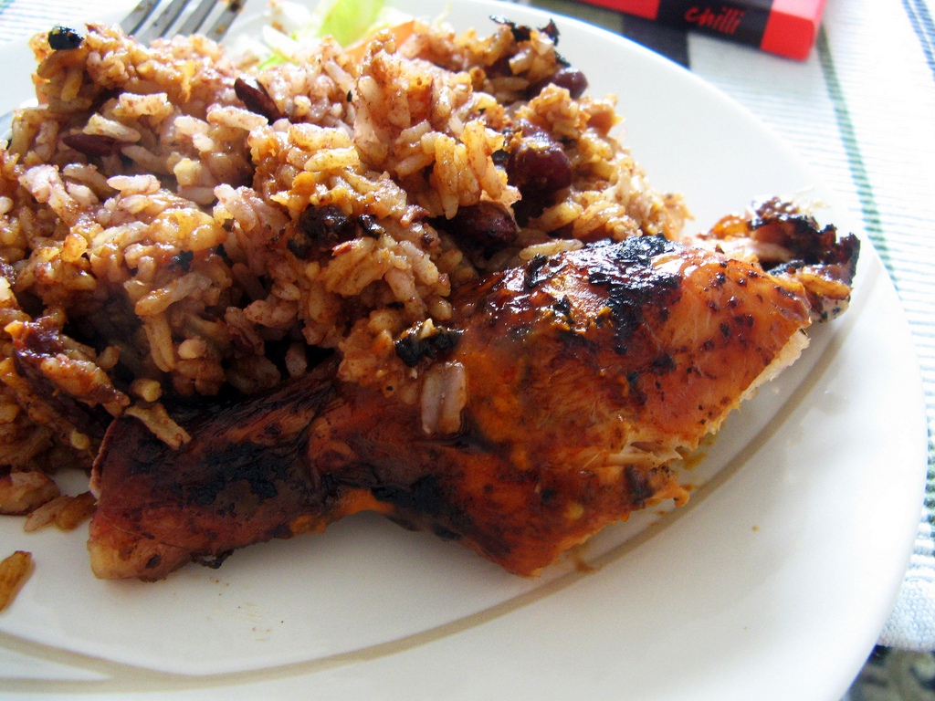 <strong>Jerk Chicken, <a href="https://viajeaqui.abril.com.br/paises/jamaica" rel="Jamaica" target="_blank">Jamaica</a></strong><br /> Não é o prato mais bonito do mundo: pedaços de frango vêm chamuscados, meio trucidados, acompanhados por uma gororoba de arroz meio sem-vergonha. Mas não se engane, esta é uma das comidas de rua mais suculentas do <a href="https://viajeaqui.abril.com.br/continentes/america-central" rel="Caribe" target="_blank"><strong>Caribe</strong></a>. Acompanhada de uma cerveja Red Stripes, ouvindo um bom Bob Marley e vendo o pôr-do-sol em <a href="https://viajeaqui.abril.com.br/cidades/jamaica-negril" rel="Negril" target="_blank">Negril</a>, é o sonho de verão. Existem versões feitas com carne de boi e porco. <strong>Jerk Chicken, <a href="https://viajeaqui.abril.com.br/paises/jamaica" rel="Jamaica" target="_blank">Jamaica</a></strong><br /> Não é o prato mais bonito do mundo: pedaços de frango vêm chamuscados, meio trucidados, acompanhados por uma gororoba de arroz meio sem-vergonha. Mas não se engane, esta é uma das comidas de rua mais suculentas do <a href="https://viajeaqui.abril.com.br/continentes/america-central" rel="Caribe" target="_blank"><strong>Caribe</strong></a>. Acompanhada de uma cerveja Red Stripes, ouvindo um bom Bob Marley e vendo o pôr-do-sol em <a href="https://viajeaqui.abril.com.br/cidades/jamaica-negril" rel="Negril" target="_blank">Negril</a>, é o sonho de verão. Existem versões feitas com carne de boi e porco.