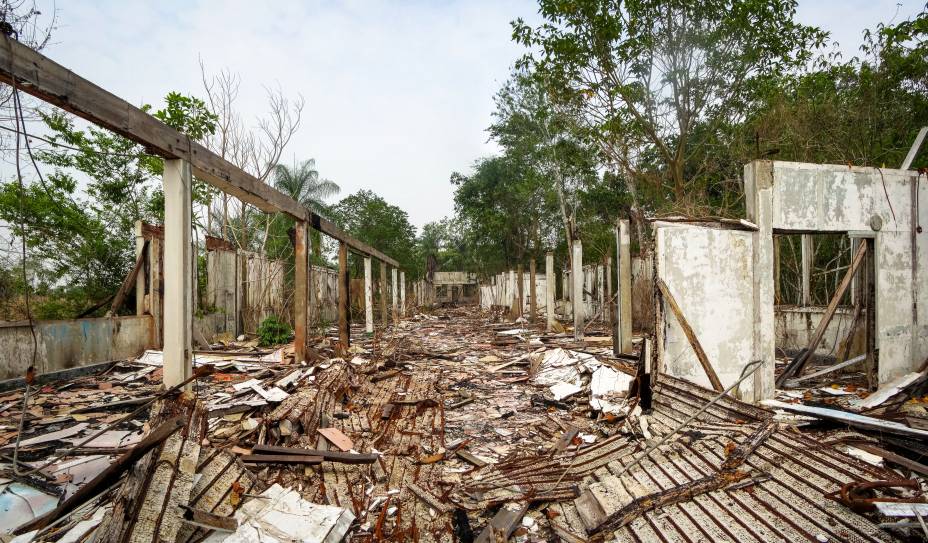 <strong>Fordlândia, <a href="https://viajeaqui.abril.com.br/estados/br-para" rel="Pará" target="_blank">Pará</a></strong>    O objetivo da construção da cidade até que foi nobre: na década de 1920, Henry Ford viu no <a href="https://viajeaqui.abril.com.br/paises/brasil" rel="Brasil" target="_blank">Brasil</a> um grande potencial de investimento e tentou erguer uma cidade com o propósito de servir aos interesses de sua empresa. A ideia era tranformar a região amazônica em uma segunda Detroit, cidade americana onde o automobilismo é a indústria principal. O problema é que a propriedade adquirida pelo empresário, comprada de um cafeicultor e localizada às margens do Rio Tapajós, ficava localizada em uma região muito montanhosa e que dificultava o cultivo de seringueira, árvore de onde é extraída a materia-prima da borracha. Somando isso à insatisfação dos trabalhadores, o projeto falhou e foi abandonado. Até hoje, ao passear pela região, o turista pode se deparar com muitas de suas instalações destruídas e consumidas pelo tempo