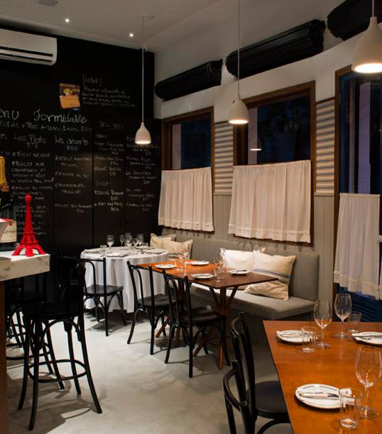 <strong>7. <a href="https://www.formidablebistrot.com.br/" rel="FORMIDABLE" target="_blank">FORMIDABLE</a> </strong>(450 m)Pedro de Artagão ganhou notoriedade trabalhando na cozinha do Laguiole, o restaurante do <a href="https://viajeaqui.abril.com.br/estabelecimentos/br-rj-rio-de-janeiro-atracao-museu-de-arte-moderna-mam" rel="MAM" target="_blank">MAM</a>, mas bombou mesmo quando abriu o Irajá, na divisa de Botafogo com o Humaitá. Inaugurado em 2015, o Formidable é um empreendimento paralelo do chef (que tem ainda o Cozinha Artagão, no <a href="https://viajeaqui.abril.com.br/estabelecimentos/br-rj-rio-de-janeiro-atracao-shoppings" rel="BarraShopping" target="_blank">BarraShopping</a>). No menu, clássicos franceses com um toque contemporâneo, entre eles o foie gras no brioche com folhas e o atum bernaise.<em>Rua João Lira, 148 (Leblon), 2239-7632</em> <strong>7. <a href="https://www.formidablebistrot.com.br/" rel="FORMIDABLE" target="_blank">FORMIDABLE</a> </strong>(450 m)Pedro de Artagão ganhou notoriedade trabalhando na cozinha do Laguiole, o restaurante do <a href="https://viajeaqui.abril.com.br/estabelecimentos/br-rj-rio-de-janeiro-atracao-museu-de-arte-moderna-mam" rel="MAM" target="_blank">MAM</a>, mas bombou mesmo quando abriu o Irajá, na divisa de Botafogo com o Humaitá. Inaugurado em 2015, o Formidable é um empreendimento paralelo do chef (que tem ainda o Cozinha Artagão, no <a href="https://viajeaqui.abril.com.br/estabelecimentos/br-rj-rio-de-janeiro-atracao-shoppings" rel="BarraShopping" target="_blank">BarraShopping</a>). No menu, clássicos franceses com um toque contemporâneo, entre eles o foie gras no brioche com folhas e o atum bernaise.<em>Rua João Lira, 148 (Leblon), 2239-7632</em>