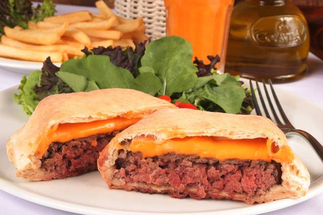 <a href="https://viajeaqui.abril.com.br/estabelecimentos/br-sp-sao-paulo-restaurante-forneria-san-paolo" rel="Forneria San Paolo" target="_blank"><strong>Forneria San Paolo</strong></a><br /> Em uma primeira fase de preparo, o hambúrguer de picanha e miolo de alcatra do chef Rodrigo Gonçalves é grelhado antes do ponto. Depois, envolvido por uma massa de pizza, ele ganha o cozimento ideal em um forno a lenha. Os mais tradicionalistas também podem pedir o cheeseburguer no pão convencional. <em>R. Amauri, 319, Itaim Bibi, 11/3078-0099, <a href="https://www.forneria.com.br" rel="www.forneria.com.br" target="_blank">www.forneria.com.br</a></em> <a href="https://viajeaqui.abril.com.br/estabelecimentos/br-sp-sao-paulo-restaurante-forneria-san-paolo" rel="Forneria San Paolo" target="_blank"><strong>Forneria San Paolo</strong></a><br /> Em uma primeira fase de preparo, o hambúrguer de picanha e miolo de alcatra do chef Rodrigo Gonçalves é grelhado antes do ponto. Depois, envolvido por uma massa de pizza, ele ganha o cozimento ideal em um forno a lenha. Os mais tradicionalistas também podem pedir o cheeseburguer no pão convencional. <em>R. Amauri, 319, Itaim Bibi, 11/3078-0099, <a href="https://www.forneria.com.br" rel="www.forneria.com.br" target="_blank">www.forneria.com.br</a></em>