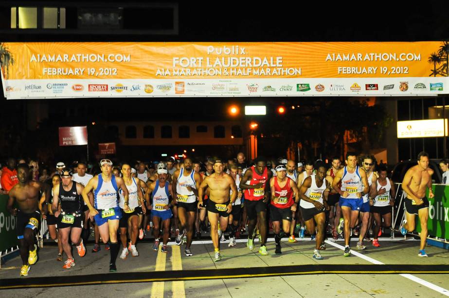 <a href="https://www.a1amarathon.com" rel="Maratona de Fort Lauderdale" target="_blank"><strong>Maratona de Fort Lauderdale</strong></a> <strong>– 17 de fevereiro de 2013 </strong><strong>–</strong><strong> Fort Lauderdale, Flórida</strong> <br /> A agradável cidade de <strong>Fort Lauderdale</strong>, a pouco mais de meia hora de <a href="https://viajeaqui.abril.com.br/cidades/estados-unidos-miami" rel="Miami" target="_blank">Miami</a>, na Flórida, recebe a sua maratona anualmente no mês de fevereiro. O período é escolhido justamente pelas temperaturas mais amenas desta época, em um dos estados mais quentes do país. O principal cenário da corrida é a praia que se percorre os 42 quilômetros ao lado dos competidores. A meia maratona e a corrida de cinco quilômetros são opções para os menos experientes. Graças à proximidade com Miami, os corredores e suas famílias não terão problemas na hora do lazer antes ou depois da corrida. Para fazer compras, o <a href="https://viajeaqui.abril.com.br/estabelecimentos/estados-unidos-miami-atracao-sawgrass-mills" rel="Sawgrass Mills" target="_blank">Sawgrass Mills</a> é o mais indicado. Que tal ir para Hollywood? A cidade tem uma praia com esse nome, perfeita para descansar após a maratona. Para se inscrever na próxima edição, em 17 de fevereiro de 2013, acesse o <a href="https://www.a1amarathon.com" rel="site da Maratona de Fort Lauderdale" target="_blank">site da Maratona de Fort Lauderdale</a> <a href="https://www.a1amarathon.com" rel="Maratona de Fort Lauderdale" target="_blank"><strong>Maratona de Fort Lauderdale</strong></a> <strong>– 17 de fevereiro de 2013 </strong><strong>–</strong><strong> Fort Lauderdale, Flórida</strong> <br /> A agradável cidade de <strong>Fort Lauderdale</strong>, a pouco mais de meia hora de <a href="https://viajeaqui.abril.com.br/cidades/estados-unidos-miami" rel="Miami" target="_blank">Miami</a>, na Flórida, recebe a sua maratona anualmente no mês de fevereiro. O período é escolhido justamente pelas temperaturas mais amenas desta época, em um dos estados mais quentes do país. O principal cenário da corrida é a praia que se percorre os 42 quilômetros ao lado dos competidores. A meia maratona e a corrida de cinco quilômetros são opções para os menos experientes. Graças à proximidade com Miami, os corredores e suas famílias não terão problemas na hora do lazer antes ou depois da corrida. Para fazer compras, o <a href="https://viajeaqui.abril.com.br/estabelecimentos/estados-unidos-miami-atracao-sawgrass-mills" rel="Sawgrass Mills" target="_blank">Sawgrass Mills</a> é o mais indicado. Que tal ir para Hollywood? A cidade tem uma praia com esse nome, perfeita para descansar após a maratona. Para se inscrever na próxima edição, em 17 de fevereiro de 2013, acesse o <a href="https://www.a1amarathon.com" rel="site da Maratona de Fort Lauderdale" target="_blank">site da Maratona de Fort Lauderdale</a>