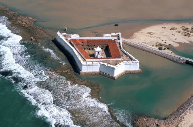 O Forte dos Reis Magos, em forma de estrela, foi construído sobre recifes com cascalho de ostras, areia, pedras e óleo de baleia. O Forte dos Reis Magos, em forma de estrela, foi construído sobre recifes com cascalho de ostras, areia, pedras e óleo de baleia.