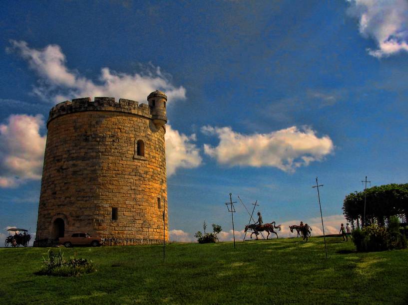 Torre "espanhola" junto ao restaurante Mesón de Quijote, em Varadero Torre "espanhola" junto ao restaurante Mesón de Quijote, em Varadero
