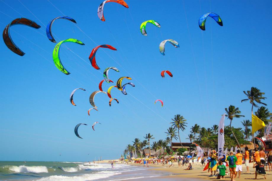 Na Praia de Cumbuco é possível fazer passeios de jangada, jegue e até se aventurar no kitesurfe