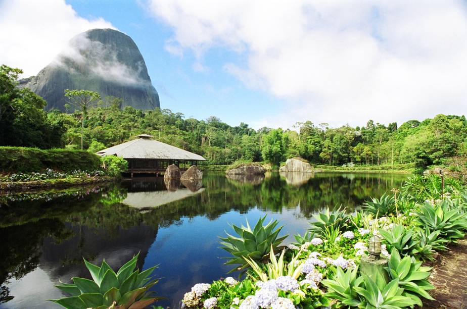 A Pedra Azul, no Parque Estadual da Pedra Azul, Domingos Martins, Espírito Santo, é coberta de líquens que mudam de cor de acordo com a incidência do sol