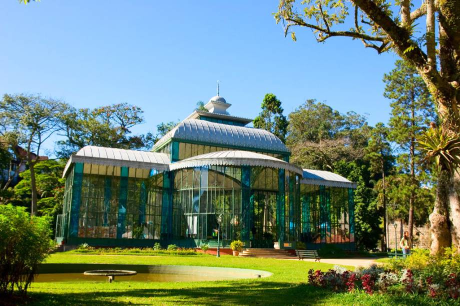 Construído na França, o <a href="https://viajeaqui.abril.com.br/estabelecimentos/br-rj-petropolis-atracao-palacio-de-cristal" rel="Palácio de Cristal" target="_blank">Palácio de Cristal</a>, em Petrópolis (RJ), foi trazido desmontado para o Brasil, como um presente de Conde dEu para sua esposa, a Princesa Isabel