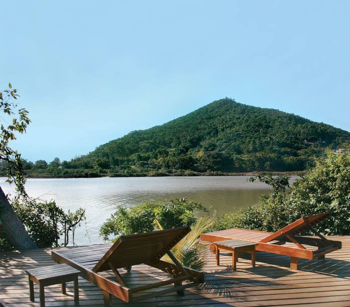 <strong>4. Praia Barra de Ibiraquera, Imbituba</strong> No canto esquerdo, um morro a separa da Praia do Luz. <a href="https://www.booking.com/searchresults.pt-br.html?aid=332455&lang=pt-br&sid=eedbe6de09e709d664615ac6f1b39a5d&sb=1&src=index&src_elem=sb&error_url=https%3A%2F%2Fwww.booking.com%2Findex.pt-br.html%3Faid%3D332455%3Bsid%3Deedbe6de09e709d664615ac6f1b39a5d%3Bsb_price_type%3Dtotal%26%3B&ss=Barra+de+Ibiraquera%2C+Santa+Catarina%2C+Brasil&checkin_monthday=&checkin_month=&checkin_year=&checkout_monthday=&checkout_month=&checkout_year=&no_rooms=1&group_adults=2&group_children=0&from_sf=1&ss_raw=Praia+Barra+de+Ibiraquera+&ac_position=3&ac_langcode=xb&dest_id=900053083&dest_type=city&search_pageview_id=faf36e1b33d902f5&search_selected=true&search_pageview_id=faf36e1b33d902f5&ac_suggestion_list_length=5&ac_suggestion_theme_list_length=0" target="_blank" rel="noopener"><em>Busque hospedagens na Praia Barra de Ibiraquera no Booking.com</em></a> <strong>4. Praia Barra de Ibiraquera, Imbituba</strong> No canto esquerdo, um morro a separa da Praia do Luz. <a href="https://www.booking.com/searchresults.pt-br.html?aid=332455&lang=pt-br&sid=eedbe6de09e709d664615ac6f1b39a5d&sb=1&src=index&src_elem=sb&error_url=https%3A%2F%2Fwww.booking.com%2Findex.pt-br.html%3Faid%3D332455%3Bsid%3Deedbe6de09e709d664615ac6f1b39a5d%3Bsb_price_type%3Dtotal%26%3B&ss=Barra+de+Ibiraquera%2C+Santa+Catarina%2C+Brasil&checkin_monthday=&checkin_month=&checkin_year=&checkout_monthday=&checkout_month=&checkout_year=&no_rooms=1&group_adults=2&group_children=0&from_sf=1&ss_raw=Praia+Barra+de+Ibiraquera+&ac_position=3&ac_langcode=xb&dest_id=900053083&dest_type=city&search_pageview_id=faf36e1b33d902f5&search_selected=true&search_pageview_id=faf36e1b33d902f5&ac_suggestion_list_length=5&ac_suggestion_theme_list_length=0" target="_blank" rel="noopener"><em>Busque hospedagens na Praia Barra de Ibiraquera no Booking.com</em></a>