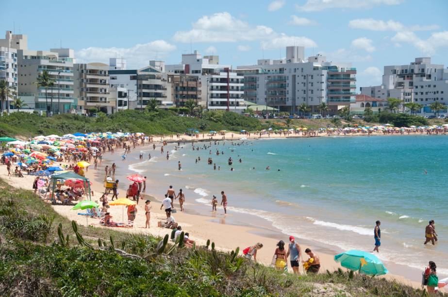 <strong>2. <a href="https://viajeaqui.abril.com.br/estabelecimentos/br-es-guarapari-atracao-praia-peracanga" rel="Praia de Peracanga" target="_blank">Praia de Peracanga</a>, Guarapari (ES)</strong> Esta praia de <a href="https://viajeaqui.abril.com.br/cidades/br-es-guarapari" rel="Guarapari " target="_blank">Guarapari</a> é frequentada por famílias, que enchem as areias no verão e deixam o mar pontilhado de caiaques e lanchas. Quem viaja com as crianças encontra águas calmas e boa infraestrutura. Na orla, há muitos prédios e alguns restaurantes <strong>2. <a href="https://viajeaqui.abril.com.br/estabelecimentos/br-es-guarapari-atracao-praia-peracanga" rel="Praia de Peracanga" target="_blank">Praia de Peracanga</a>, Guarapari (ES)</strong> Esta praia de <a href="https://viajeaqui.abril.com.br/cidades/br-es-guarapari" rel="Guarapari " target="_blank">Guarapari</a> é frequentada por famílias, que enchem as areias no verão e deixam o mar pontilhado de caiaques e lanchas. Quem viaja com as crianças encontra águas calmas e boa infraestrutura. Na orla, há muitos prédios e alguns restaurantes