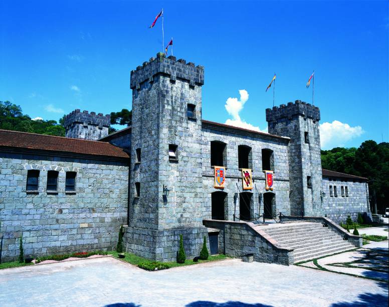No Castelo Medieval Château Lacave funcionários vestidos com roupas de época levam os visitantes para conhecer o processo de elaboração dos vinhos