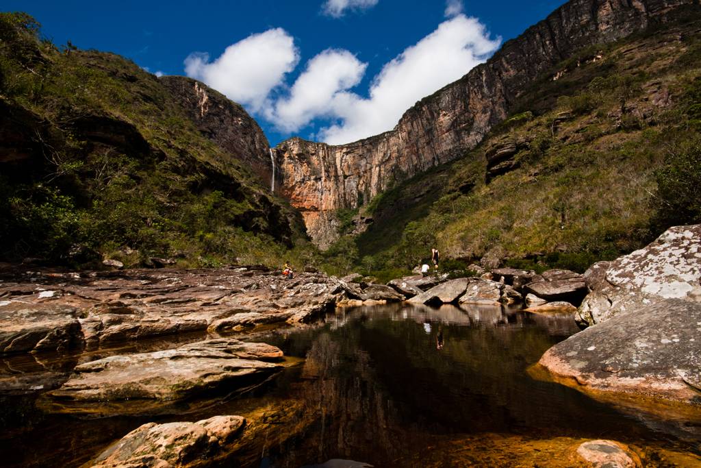 A <a href="https://viajeaqui.abril.com.br/estabelecimentos/br-mg-conceicao-do-mato-dentro-atracao-cachoeira-do-tabuleiro" rel="Cachoeira do Tabuleiro"><strong>Cachoeira do Tabuleiro</strong></a>, em Concei&ccedil;&atilde;o do Mato Dentro, <strong><a href="https://viajeaqui.abril.com.br/estados/br-minas-gerais" rel="Minas Gerais" target="_blank">Minas Gerais</a></strong>,&nbsp;&eacute; uma das mais belas do Brasil. A &aacute;gua serpenteia por 273 metros at&eacute; chegar a um po&ccedil;o como um spray. As trilhas que levam at&eacute; ela s&atilde;o dif&iacute;ceis e &eacute; recomend&aacute;vel contratar um guia para fazer o passeio