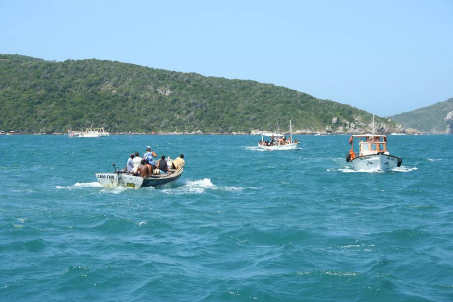No verão, centenas de vans trazem visitantes das vizinhas Búzios e Cabo Frio em busca do passeio de barco e o mergulho, clássicos de Arraial No verão, centenas de vans trazem visitantes das vizinhas Búzios e Cabo Frio em busca do passeio de barco e o mergulho, clássicos de Arraial