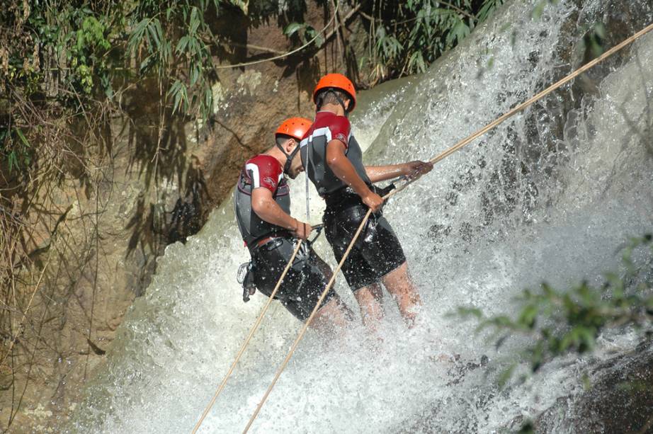 Rapel na Pedra do Grotão, com 90m de altura, um dos passeios de aventura possíveis em Gonçalves