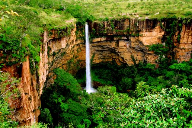 Cartão-postal do Mato Grosso, a Cachoeira Véu de Noiva desce por um paredão de arenito e forma um enorme poço Cartão-postal do Mato Grosso, a Cachoeira Véu de Noiva desce por um paredão de arenito e forma um enorme poço