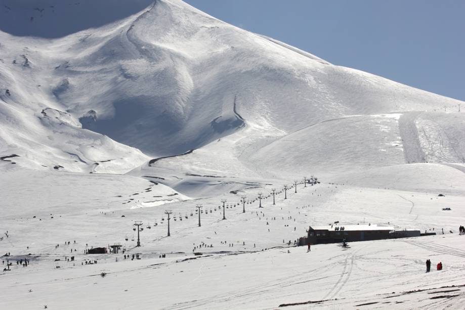 <strong>Corralco, <a href="https://viajeaqui.abril.com.br/paises/chile" rel="Chile" target="_blank">Chile</a></strong>        Sobre a encosta do Vulcão Lonquimay, esquiadores ziguezagueiam pelas 29 pistas de <a href="https://viajeaqui.abril.com.br/cidades/chile-corralco" rel="Corralco" target="_blank">Corralco</a>, observando as araucárias da Reserva Nacional Malalcahuello e os contornos da Cordilheira dos Andes. É uma das estações preferidas dos experts do esporte, com mais da metade da área esquiável disponível para eles