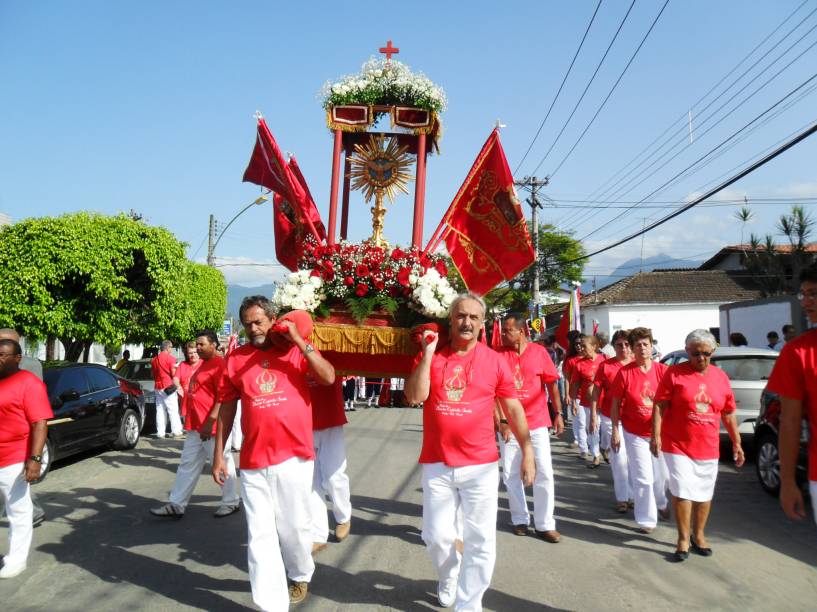 Homens carregam a imagem que representa o Espírito Santo, durante a Festa do Divino em Paraty, Rio de Janeiro Homens carregam a imagem que representa o Espírito Santo, durante a Festa do Divino em Paraty, Rio de Janeiro
