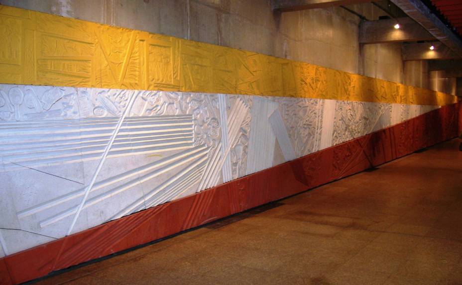 <strong>Painel Epopéia Paulista:</strong> feito para contemplar a memória da Estação da Luz, o painel de 73 metros de extensão <em>Epopéia Paulista</em>, da artista plástica Maria Bonomi, mostra o cotidiano do lugar em três partes: a amarela, que faz referência à presença nordestina na cidade; a branca, que representa os trilhos do metrô; e a vermelha, ilustrando os objetos esquecidos na estação todos os dias. Estação da Luz (corredor de interligação entre o Metrô e a CPTM), todos os dias, das 4h às 00h. <strong>Painel Epopéia Paulista:</strong> feito para contemplar a memória da Estação da Luz, o painel de 73 metros de extensão <em>Epopéia Paulista</em>, da artista plástica Maria Bonomi, mostra o cotidiano do lugar em três partes: a amarela, que faz referência à presença nordestina na cidade; a branca, que representa os trilhos do metrô; e a vermelha, ilustrando os objetos esquecidos na estação todos os dias. Estação da Luz (corredor de interligação entre o Metrô e a CPTM), todos os dias, das 4h às 00h.