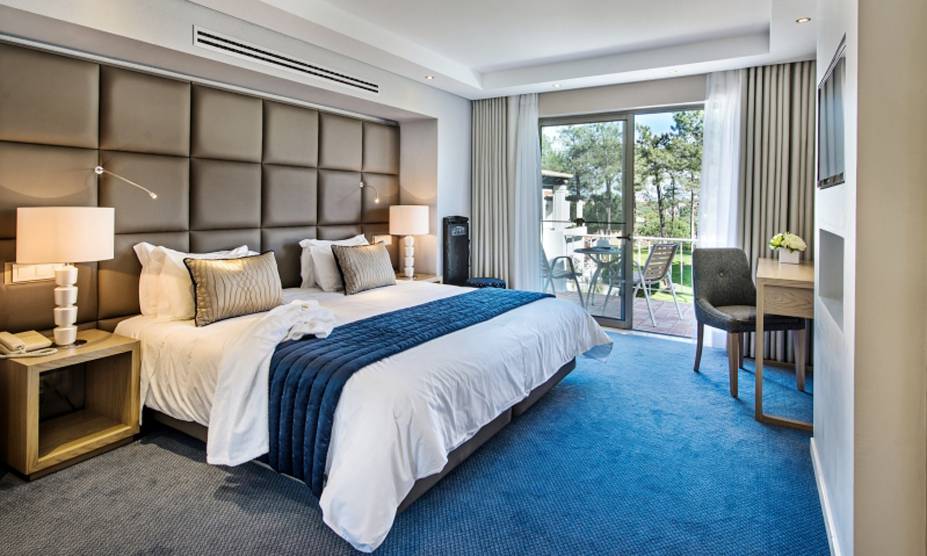 <strong>12. Four Seasons Country Club, <a href="https://viajeaqui.abril.com.br/cidades/portugal-faro/fotos" rel="Faro" target="_blank">Faro</a>, <a href="https://viajeaqui.abril.com.br/paises/portugal/fotos" rel="Portugal" target="_blank">Portugal</a></strong>Na região de Algarve, famosa por suas paradisíacas praias mediterrâneas, este hotel é de fato um clube de campo, com campo de golfe, quadras de squash, piscina e campos de futebol e vôlei.Mês mais barato para se hospedar: Janeiro <strong>12. Four Seasons Country Club, <a href="https://viajeaqui.abril.com.br/cidades/portugal-faro/fotos" rel="Faro" target="_blank">Faro</a>, <a href="https://viajeaqui.abril.com.br/paises/portugal/fotos" rel="Portugal" target="_blank">Portugal</a></strong>Na região de Algarve, famosa por suas paradisíacas praias mediterrâneas, este hotel é de fato um clube de campo, com campo de golfe, quadras de squash, piscina e campos de futebol e vôlei.Mês mais barato para se hospedar: Janeiro