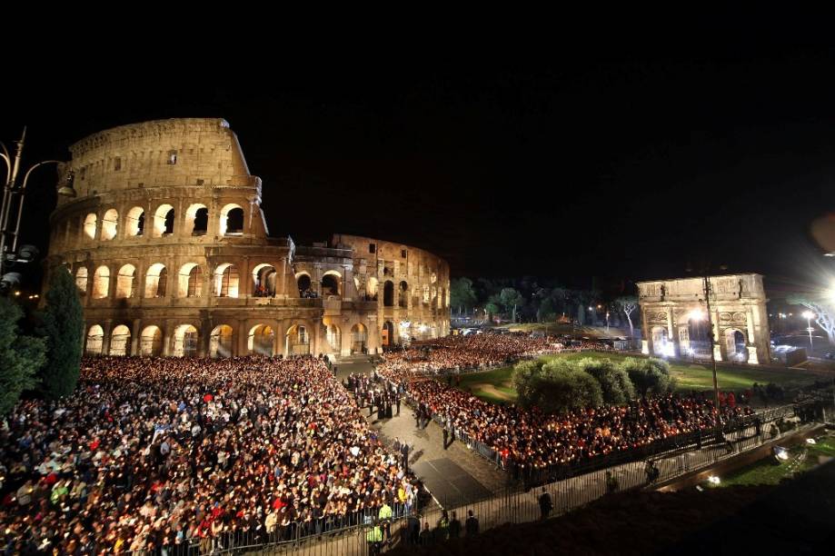 Se estiver em Roma na Semana Santa, não deixe de tantar conseguir assistir à via sacra comandada pelo santo padre em pessoa. A tradição de realizar a procissão no Coliseu de Roma foi retomada no século 20 e ganhou ares de show quando passou a ser televisionada