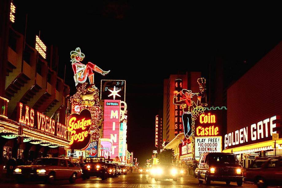 <strong>Caminhada pela Fremont Street: </strong>se você quer sentir a atmosfera de Las Vegas, nada melhor do que dar uma volta por esta rua frenética. Batizada assim em homenagem ao explorador John Charles Frémont, o lugar ocupa exatamente cinco quarteirões no centro da cidade. Ladeada pelos cassinos mais famosos de Vegas, a rua é passagem quase obrigatória no caminho das principais atrações do lugar.    Em alguns dias da semana, o Freemont Street Experience transforma a cobertura da imensa rua em uma tela multimídia gigante, com música, animação e jogo de luzes.