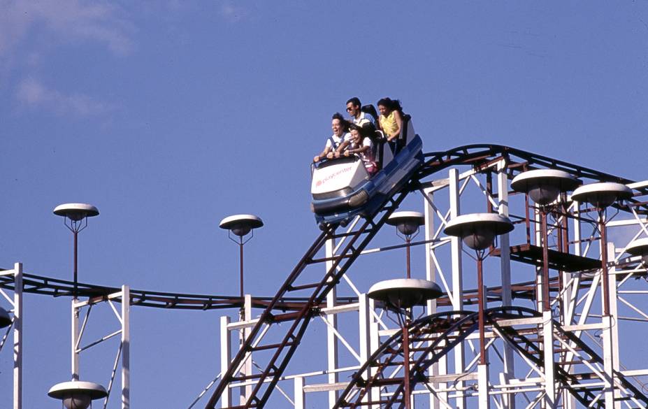 Super Jet, montanha russa do Playcenter, em São Paulo (1991): quem passava de carro pela Marginal Tietê ouvia os gritos das crianças, desesperadas com as descidas do brinquedo