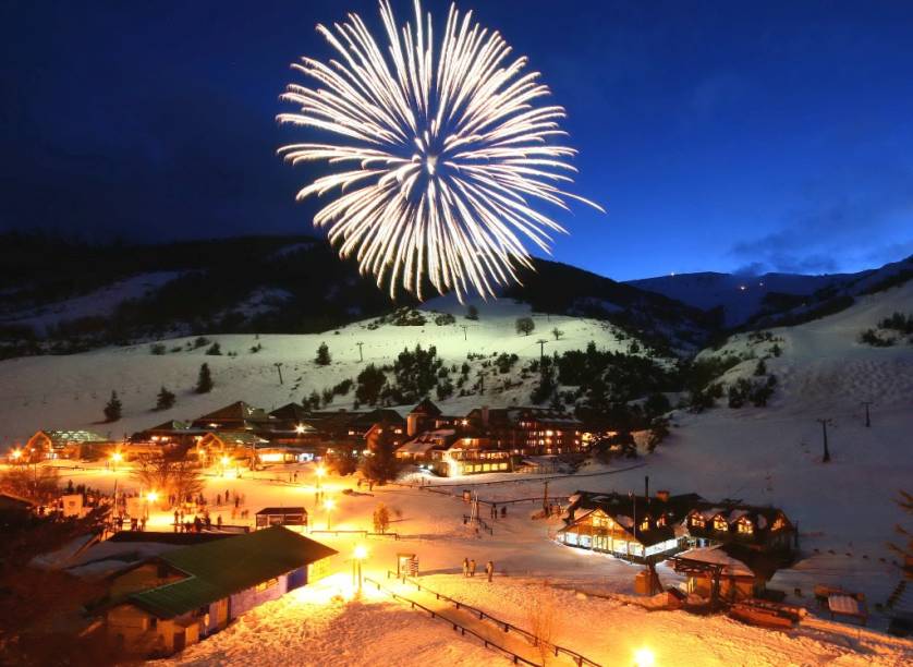 <strong>Cerro Catedral, Bariloche, Argentina (cont.)</strong><br /> Eventos como jogos de pólo na neve, esqui noturno e fogos de artifício animam a vida dos que visitam as neves de <a href="https://viajeaqui.abril.com.br/cidades/ar-bariloche" rel="Bariloche" target="_blank">Bariloche</a> <strong>Cerro Catedral, Bariloche, Argentina (cont.)</strong><br /> Eventos como jogos de pólo na neve, esqui noturno e fogos de artifício animam a vida dos que visitam as neves de <a href="https://viajeaqui.abril.com.br/cidades/ar-bariloche" rel="Bariloche" target="_blank">Bariloche</a>