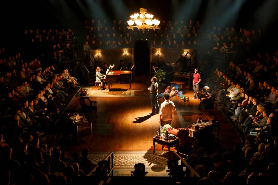 <strong>6.&nbsp;<a href="https://funhomebroadway.com/" rel="Fun Home" target="_blank">Fun Home</a></strong>De longe, o meu favorito da temporada. Nunca os adjetivos "original" e "impactante" couberam t&atilde;o bem. Engana-se quem pensa que a hist&oacute;ria de uma cartunista l&eacute;sbica - que, no auge de sua descoberta sexual, v&ecirc; seu pai se suicidar por tamb&eacute;m ser gay &ndash; poderia afastar o p&uacute;blico. N&atilde;o se preocupe, isso n&atilde;o foi um spoiler: logo no in&iacute;cio, entramos em contato com o destino tr&aacute;gico da fam&iacute;lia. Alisson narra os eventos de maneira fragmentada, assim como funciona a nossa mem&oacute;ria. A charmosa arena do Circle in the Square Theatre vive lotada. Ponto negativo: &eacute; legal que o seu ingl&ecirc;s esteja afiado.
