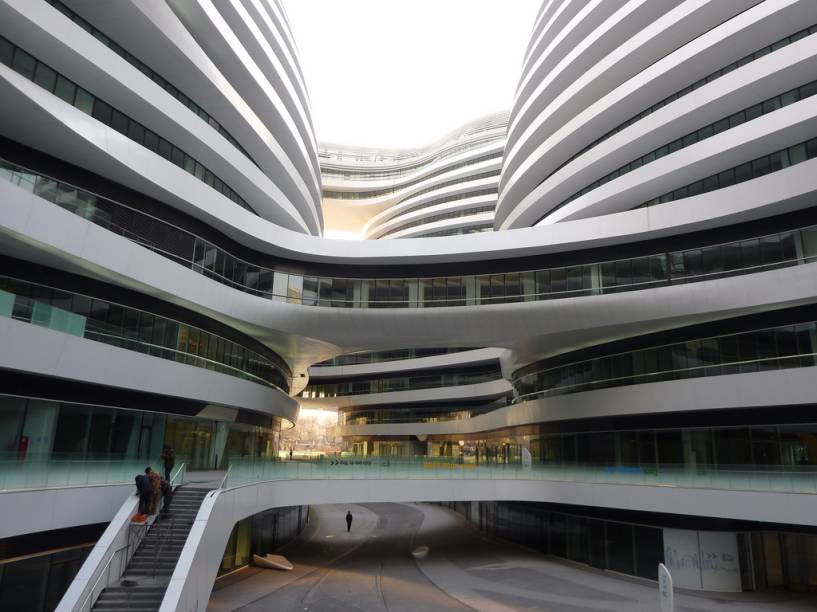 <strong>Galaxy Soho, Pequim, China</strong>            Na concepção da premiada Zaha Hadid, os fluidos espaços internos do complexo de escritórios e lojas Galaxy Soho são uma remissão aos clássicos pátios das casas de <a href="https://viajeaqui.abril.com.br/cidades/china-pequim-beijing" rel="Pequim">Pequim</a>. Sem esquinas e terminações abruptas, suas linhas sinuosas criam uma atmosfera etérea