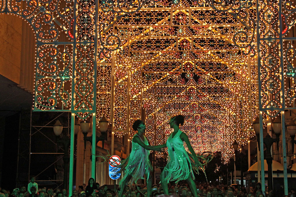 Galeria de Luz, na Rua XV de Novembro, tem mais de 50 mil l&acirc;mpadas e apresenta&ccedil;&otilde;es de Natal