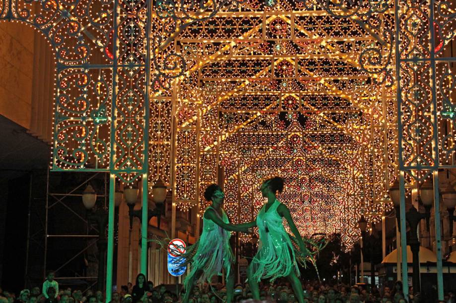 Galeria de Luz, na Rua XV de Novembro, tem mais de 50 mil lâmpadas e apresentações de Natal Galeria de Luz, na Rua XV de Novembro, tem mais de 50 mil lâmpadas e apresentações de Natal