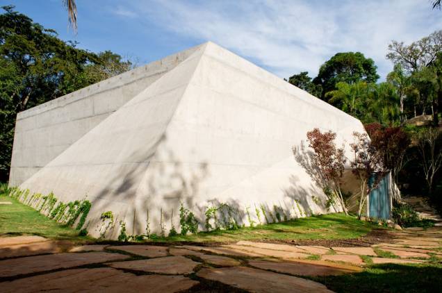 A arquitetura moderna chama a atenção na Galeria Lygia Pape, em Inhotim. A arquitetura moderna chama a atenção na Galeria Lygia Pape, em Inhotim.