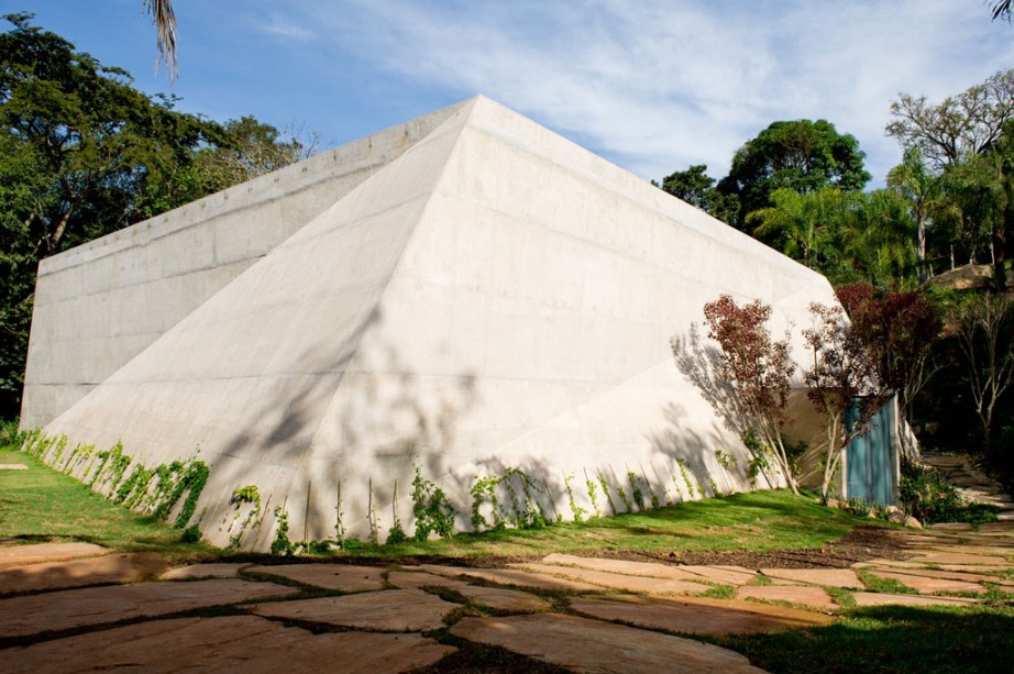 A arquitetura moderna chama a atenção na Galeria Lygia Pape, em Inhotim.