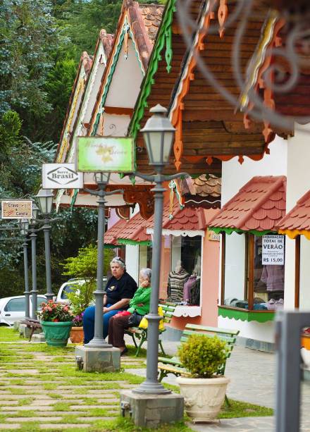 Galerias repletas de lojas de artesanato atraem os turistas na avenida Monte Verde, a mais movimentada do distrito