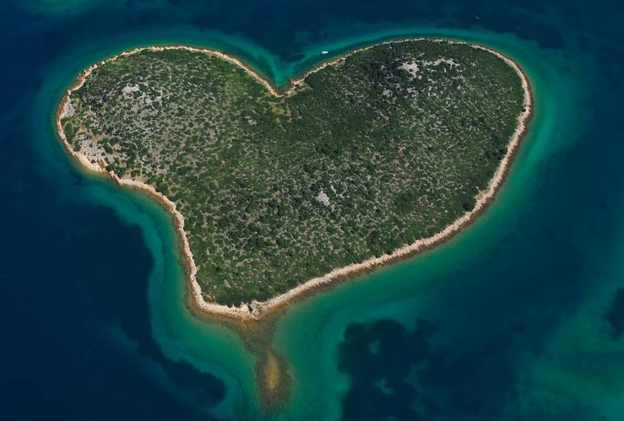 Galesnjak, no mar Adriático, que banha a costa da <a href="https://beta-develop.viagemeturismo.abril.com.br/paises/croacia-3/">Croácia</a>, é conhecida como a "ilha do amor". Por que será? Galesnjak, no mar Adriático, que banha a costa da <a href="https://beta-develop.viagemeturismo.abril.com.br/paises/croacia-3/">Croácia</a>, é conhecida como a "ilha do amor". Por que será?