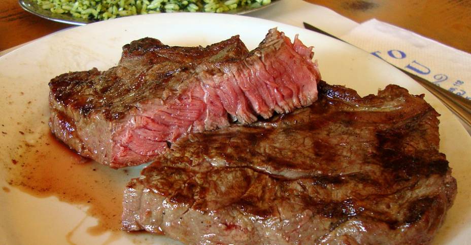 <strong>PARA CURTIR O CENTRO E ARREDORES</strong> <strong><a href="https://www.galetoliceu.com.br/" target="_blank" rel="noopener">Galeto Liceu</a> </strong>A galeteria abriu em 1943 e mantém o ambiente retrô, com portas de vaivém (estilo saloon do Velho Oeste), paredes com azulejos antiguinhos e balcão em ziguezague. Temperado com sal grosso e especiarias, o galeto é o carro-chefe, mas o cardápio inclui peixes e carnes preparados na brasa. Aberta de segunda a sexta até as 21h30, a casa fica pertinho da Cinelândia e é uma opção para antes ou depois de uma visita ao <a href="https://viajeaqui.abril.com.br/estabelecimentos/br-rj-rio-de-janeiro-atracao-theatro-municipal" target="_blank" rel="noopener">Theatro Municipal </a>ou ao <a href="https://viajeaqui.abril.com.br/estabelecimentos/br-rj-rio-de-janeiro-atracao-museu-nacional-de-belas-artes" target="_blank" rel="noopener">Museu Nacional de Belas Artes</a>. Há uma filial mais moderna e notívaga em Botafogo, na Rua Nelson Mandela, repleta de bares que à noite montam mesas na calçada <em>R. Nelson Mandela, 100 - Botafogo (21) 2226-2413</em> <strong>PARA CURTIR O CENTRO E ARREDORES</strong> <strong><a href="https://www.galetoliceu.com.br/" target="_blank" rel="noopener">Galeto Liceu</a> </strong>A galeteria abriu em 1943 e mantém o ambiente retrô, com portas de vaivém (estilo saloon do Velho Oeste), paredes com azulejos antiguinhos e balcão em ziguezague. Temperado com sal grosso e especiarias, o galeto é o carro-chefe, mas o cardápio inclui peixes e carnes preparados na brasa. Aberta de segunda a sexta até as 21h30, a casa fica pertinho da Cinelândia e é uma opção para antes ou depois de uma visita ao <a href="https://viajeaqui.abril.com.br/estabelecimentos/br-rj-rio-de-janeiro-atracao-theatro-municipal" target="_blank" rel="noopener">Theatro Municipal </a>ou ao <a href="https://viajeaqui.abril.com.br/estabelecimentos/br-rj-rio-de-janeiro-atracao-museu-nacional-de-belas-artes" target="_blank" rel="noopener">Museu Nacional de Belas Artes</a>. Há uma filial mais moderna e notívaga em Botafogo, na Rua Nelson Mandela, repleta de bares que à noite montam mesas na calçada <em>R. Nelson Mandela, 100 - Botafogo (21) 2226-2413</em>