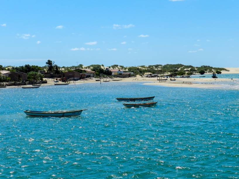 <strong>Galinhos (RN)  </strong> As praias tranquilas de águas mornas e transparentes da península de Galinhos são mais facilmente acessíveis de barco, partindo de Pratagil, que já torna o passeio mais romântico desde o começo. Chove muito raramente na região, o clima é bom e faz sol praticamente o ano inteiro! Com apenas duas praias (uma com ondas e outra mais calma), Galinhos é uma vila de pescadores com pouco mais de 3 mil habitantes. Apesar de pequena, possui estrutura de turismo suficiente para receber casais com conforto básico e fornecer equipamentos para passeios de caiaque e prática de windsurf. O melhor jeito de percorrer a península é de burro-taxi, charrete puxada por burros que leva visitantes sem poluir o meio ambiente. <a href="https://www.booking.com/searchresults.pt-br.html?aid=332455&lang=pt-br&sid=14fcbdfa23db223e04a3ec34ecada6b2&sb=1&src=searchresults&src_elem=sb&error_url=https%3A%2F%2Fwww.booking.com%2Fsearchresults.pt-br.html%3Faid%3D332455%3Bsid%3D14fcbdfa23db223e04a3ec34ecada6b2%3Bcity%3D-649321%3Bclass_interval%3D1%3Bdest_id%3D900051096%3Bdest_type%3Dcity%3Bdtdisc%3D0%3Bgroup_adults%3D2%3Bgroup_children%3D0%3Bhighlighted_hotels%3D1992782%3Binac%3D0%3Bindex_postcard%3D0%3Blabel_click%3Dundef%3Bno_rooms%3D1%3Boffset%3D0%3Bpostcard%3D0%3Braw_dest_type%3Dhotel%3Broom1%3DA%252CA%3Bsb_price_type%3Dtotal%3Bsearch_selected%3D1%3Bsrc%3Dsearchresults%3Bsrc_elem%3Dsb%3Bss%3DLe%2520R%25C3%25AAve%2520Pousada%252C%2520Guaramiranga%252C%2520Cear%25C3%25A1%252C%2520Brasil%3Bss_all%3D0%3Bss_raw%3DLe%2520R%25C3%25AAve%2520guaramiranga%3Bssb%3Dempty%3Bsshis%3D0%3Bssne_untouched%3DJericoacoara%26%3B&ss=Galinhos%2C+Rio+Grande+do+Norte%2C+Brasil&ssne=Guaramiranga&ssne_untouched=Guaramiranga&city=900051096&checkin_monthday=&checkin_month=&checkin_year=&checkout_monthday=&checkout_month=&checkout_year=&no_rooms=1&group_adults=2&group_children=0&highlighted_hotels=&from_sf=1&ss_raw=Galinhos&ac_position=0&ac_langcode=xb&dest_id=-644296&dest_type=city&search_pageview_id=77b495af7ed40195&search_selected=true&search_pageview_id=77b495af7ed40195&ac_suggestion_list_length=5&ac_suggestion_theme_list_length=0&track_hp_back_button=1#hotel_337727-back" target="_blank" rel="noopener"><em>Busque hospedagens em Galinhos</em></a>