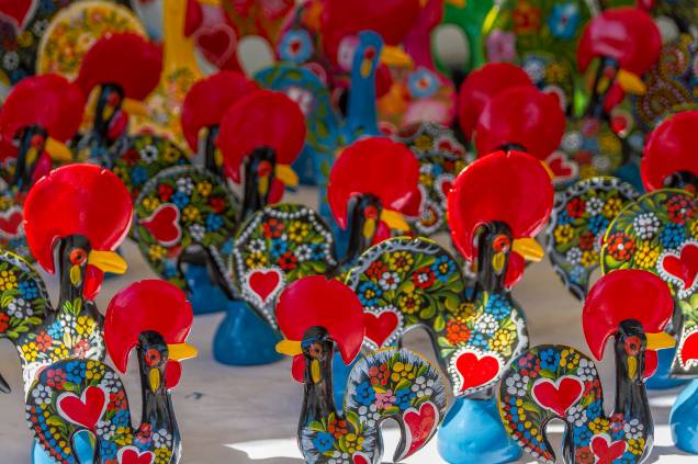 Na terra dos lusíadas, é muito comum ver os Galos de Barcelos como lembracinhas típicas Na terra dos lusíadas, é muito comum ver os Galos de Barcelos como lembracinhas típicas