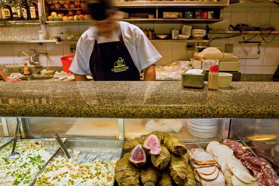 <strong>PARA CURTIR O PÓS-PRAIA</strong> <strong><a href="https://restaurantecervantes.com.br/" target="_blank" rel="noopener">Cervantes</a></strong> O autor da obra-prima Dom Quixote batiza este clássico refúgio de boêmios e notívagos em geral, aberto em 1955 na divisa entre Leme e Copacabana. A três quadras da orla, também é boa opção para uma boquinha antes ou depois da praia. Dá para escolher uma mesa no salão com entrada pela Avenida Prado Júnior ou beber o chope de pé, encostado no balcão com acesso pela Rua Barata Ribeiro. Os sanduíches são famosos e servidos com rodelas de abacaxi – entre os mais pedidos estão o de pernil e o de filé com queijo. Fecha às segundas <em>Av. Prado Júnior, 335 (Copacabana), (21) 2275-6147</em> <strong>PARA CURTIR O PÓS-PRAIA</strong> <strong><a href="https://restaurantecervantes.com.br/" target="_blank" rel="noopener">Cervantes</a></strong> O autor da obra-prima Dom Quixote batiza este clássico refúgio de boêmios e notívagos em geral, aberto em 1955 na divisa entre Leme e Copacabana. A três quadras da orla, também é boa opção para uma boquinha antes ou depois da praia. Dá para escolher uma mesa no salão com entrada pela Avenida Prado Júnior ou beber o chope de pé, encostado no balcão com acesso pela Rua Barata Ribeiro. Os sanduíches são famosos e servidos com rodelas de abacaxi – entre os mais pedidos estão o de pernil e o de filé com queijo. Fecha às segundas <em>Av. Prado Júnior, 335 (Copacabana), (21) 2275-6147</em>