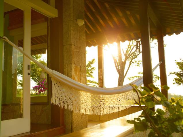 <a href="https://viajeaqui.abril.com.br/estabelecimentos/br-sp-amparo-hospedagem-lake-villas-charm" rel="Lake Villas Charm Hotel" style="font-weight: bold;" target="_blank">Lake Villas Charm Hotel</a> – <strong><a href="https://viajeaqui.abril.com.br/cidades/br-sp-amparo" rel="Amparo" target="_blank">Amparo</a> <a href="https://viajeaqui.abril.com.br/estados/br-sao-paulo" rel="(SP)" target="_blank">(SP)</a></strong><br /><br />Tratamento exclusivo é o chavão da hotelaria que melhor define o serviço deste hotel. Os hóspedes têm direito a tudo personalizado – do enxoval ao cardápio. A imensa área verde é repleta de lagos (são 12 ao todo) e tem ainda uma cachoeira. Em meio a esse cenário ficam as "villas", charmosas e confortáveis acomodações que remetem a casas de fazenda. A tranquilidade já está garantida, mas para quem quer ainda mais relaxamento, o spa é o lugar ideal. O menu inclui massagens, esfoliações corporais, drenagem linfática e fangoterapia (tratamentos corporais e faciais com lama), e cada ambiente tem uma trilha sonora especial.<br /> <a href="https://viajeaqui.abril.com.br/estabelecimentos/br-sp-amparo-hospedagem-lake-villas-charm" rel="Lake Villas Charm Hotel" style="font-weight: bold;" target="_blank">Lake Villas Charm Hotel</a> – <strong><a href="https://viajeaqui.abril.com.br/cidades/br-sp-amparo" rel="Amparo" target="_blank">Amparo</a> <a href="https://viajeaqui.abril.com.br/estados/br-sao-paulo" rel="(SP)" target="_blank">(SP)</a></strong><br /><br />Tratamento exclusivo é o chavão da hotelaria que melhor define o serviço deste hotel. Os hóspedes têm direito a tudo personalizado – do enxoval ao cardápio. A imensa área verde é repleta de lagos (são 12 ao todo) e tem ainda uma cachoeira. Em meio a esse cenário ficam as "villas", charmosas e confortáveis acomodações que remetem a casas de fazenda. A tranquilidade já está garantida, mas para quem quer ainda mais relaxamento, o spa é o lugar ideal. O menu inclui massagens, esfoliações corporais, drenagem linfática e fangoterapia (tratamentos corporais e faciais com lama), e cada ambiente tem uma trilha sonora especial.<br />