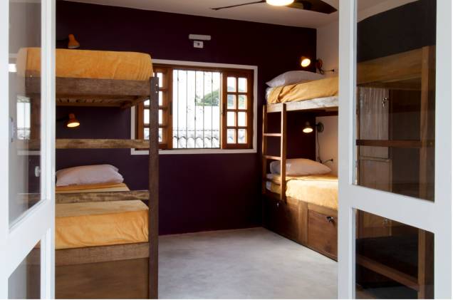 <strong><a href="https://viajeaqui.abril.com.br/estabelecimentos/br-sp-sao-paulo-hospedagem-garoa-hostel" rel="Garoa Hostel" target="_blank">Garoa Hostel</a>, em <a href="https://viajeaqui.abril.com.br/cidades/br-sp-sao-paulo" rel="São Paulo" target="_blank">São Paulo</a> (<a href="https://viajeaqui.abril.com.br/cidades/br-sp-sao-paulo" rel="SP" target="_blank">SP</a>)</strong> Próximo à estação Faria Lima do metrô, tem área externa agradável, com bar, churrasqueira e deck de madeira com mesinhas. Os quartos compartilhados são amplos, com bons beliches de madeira e luz individual. <strong><a href="https://viajeaqui.abril.com.br/estabelecimentos/br-sp-sao-paulo-hospedagem-garoa-hostel" rel="Garoa Hostel" target="_blank">Garoa Hostel</a>, em <a href="https://viajeaqui.abril.com.br/cidades/br-sp-sao-paulo" rel="São Paulo" target="_blank">São Paulo</a> (<a href="https://viajeaqui.abril.com.br/cidades/br-sp-sao-paulo" rel="SP" target="_blank">SP</a>)</strong> Próximo à estação Faria Lima do metrô, tem área externa agradável, com bar, churrasqueira e deck de madeira com mesinhas. Os quartos compartilhados são amplos, com bons beliches de madeira e luz individual.
