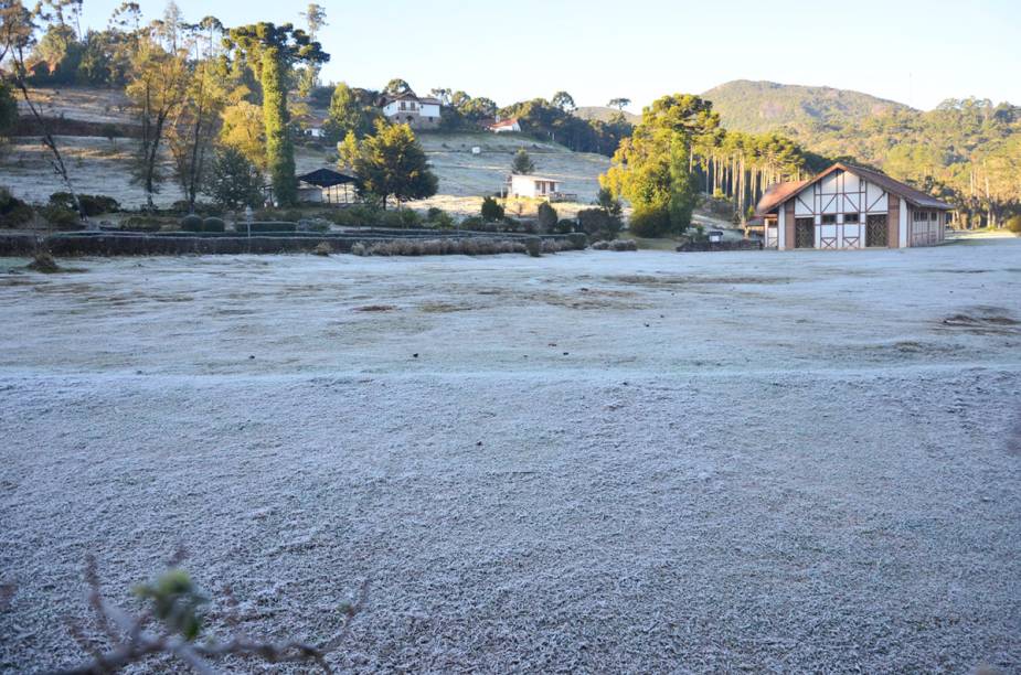 Em alguns dias do inverno, Monte Verde amanhece coberta com uma fina camada de gelo