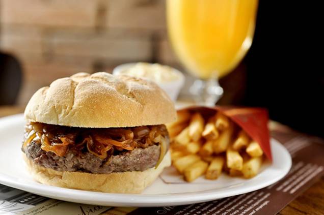 <strong>General Prime Burguer</strong><br /> Os hambúrgueres, à base de picanha, são feitos manualmente todos os dias. O gorgonzola burger, novidade da casa, leva hambúrguer de fraldinha, molho de cebola doce, queijo gorgonzola e alface. <em>R. Joaquim Floriano, 541, Itaim Bibi, 11/3060-3333, <a href="https://www.primeburger.com.br" rel="www.primeburger.com.br" target="_blank">www.primeburger.com.br</a> (filiais no Shopping Market Place, Iguatemi Alphaville e Galleria Shopping, em Campinas)</em> <strong>General Prime Burguer</strong><br /> Os hambúrgueres, à base de picanha, são feitos manualmente todos os dias. O gorgonzola burger, novidade da casa, leva hambúrguer de fraldinha, molho de cebola doce, queijo gorgonzola e alface. <em>R. Joaquim Floriano, 541, Itaim Bibi, 11/3060-3333, <a href="https://www.primeburger.com.br" rel="www.primeburger.com.br" target="_blank">www.primeburger.com.br</a> (filiais no Shopping Market Place, Iguatemi Alphaville e Galleria Shopping, em Campinas)</em>