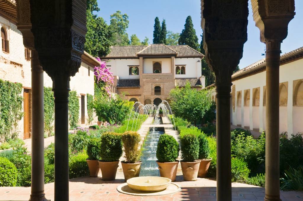 Jardim do palácio Generalife, em Granada, Espanha Jardim do palácio Generalife, em Granada, Espanha