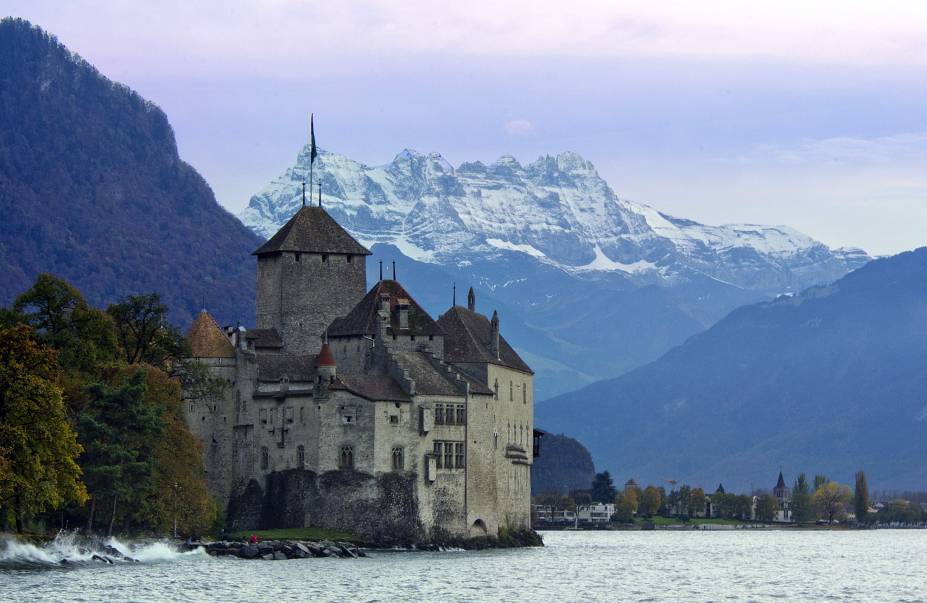 Château de Chillon às margens do Lago Genebra. Château de Chillon às margens do Lago Genebra.