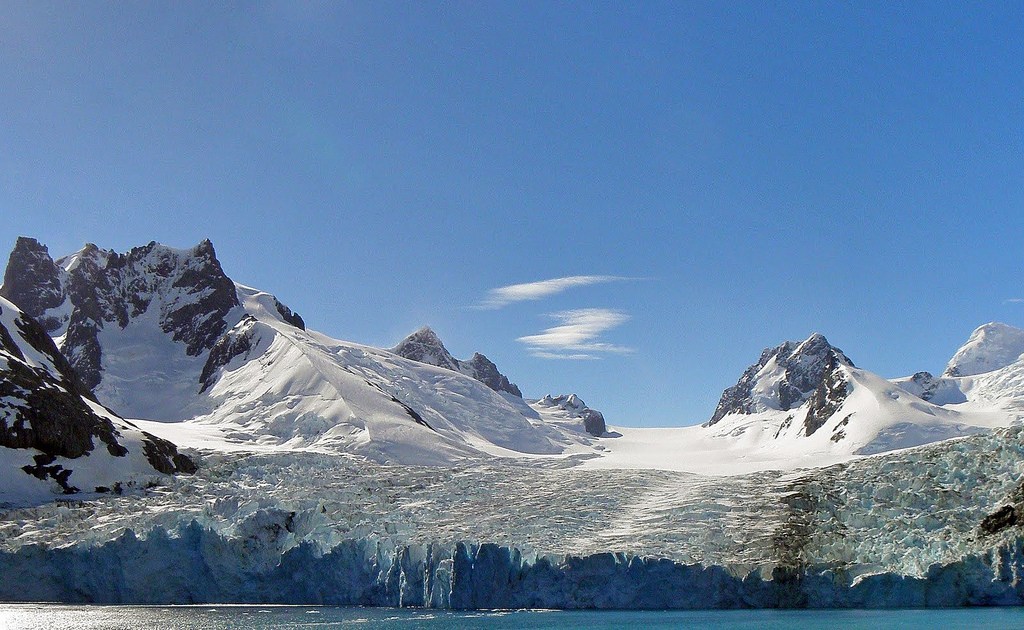 As ilhas Ge&oacute;rgia do Sul entram na rota de uma grande parte dos cruzeiros ant&aacute;rticos. Aqui o explorador polar Ernest Shackleton empreendeu um dos mais brilhantes cap&iacute;tulos da hist&oacute;ria da explora&ccedil;&atilde;o da <a href="https://beta-develop.viagemeturismo.abril.com.br/paises/antartica/">Ant&aacute;rtica</a>, ao atravessa-la depois de cruzar o revolto oceano da regi&atilde;o em um bote salva-vidas